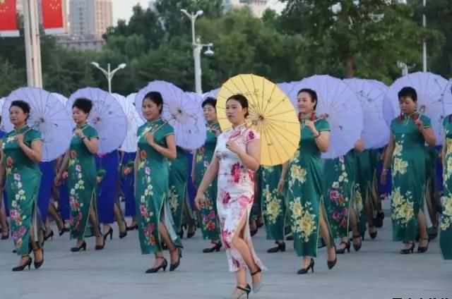 开云登陆入口泓源公司党委和兴北路社区绿地广场商圈党建联盟合作举办“讴歌新时代 共圆中国梦”纪念改革开放四十周年大型群众广场文化活动(图2)