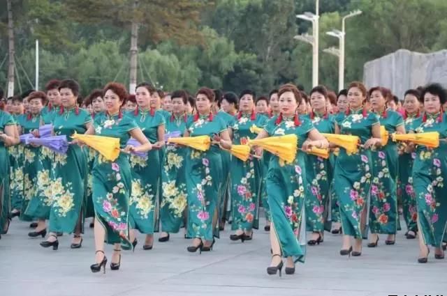 开云登陆入口泓源公司党委和兴北路社区绿地广场商圈党建联盟合作举办“讴歌新时代 共圆中国梦”纪念改革开放四十周年大型群众广场文化活动(图3)