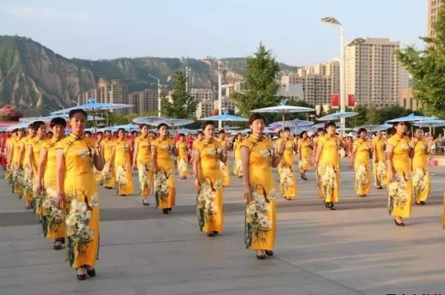 开云登陆入口泓源公司党委和兴北路社区绿地广场商圈党建联盟合作举办“讴歌新时代 共圆中国梦”纪念改革开放四十周年大型群众广场文化活动(图4)