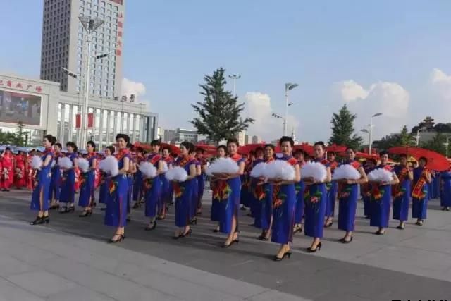 开云登陆入口泓源公司党委和兴北路社区绿地广场商圈党建联盟合作举办“讴歌新时代 共圆中国梦”纪念改革开放四十周年大型群众广场文化活动(图6)