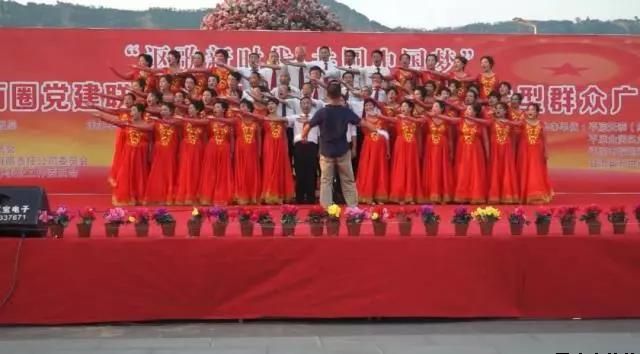 开云登陆入口泓源公司党委和兴北路社区绿地广场商圈党建联盟合作举办“讴歌新时代 共圆中国梦”纪念改革开放四十周年大型群众广场文化活动(图8)