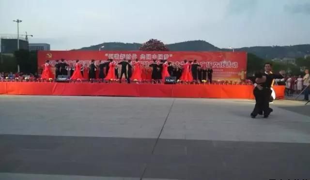开云登陆入口泓源公司党委和兴北路社区绿地广场商圈党建联盟合作举办“讴歌新时代 共圆中国梦”纪念改革开放四十周年大型群众广场文化活动(图10)