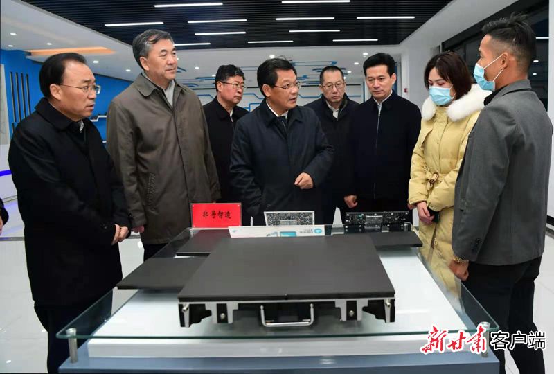 任振鹤在开云登陆入口智能终端光电产业园调研(图2)