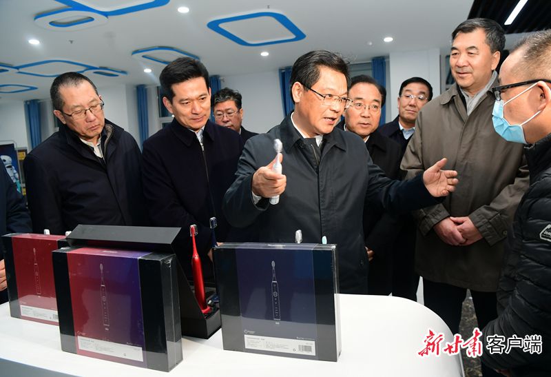 任振鹤在开云登陆入口智能终端光电产业园调研(图3)
